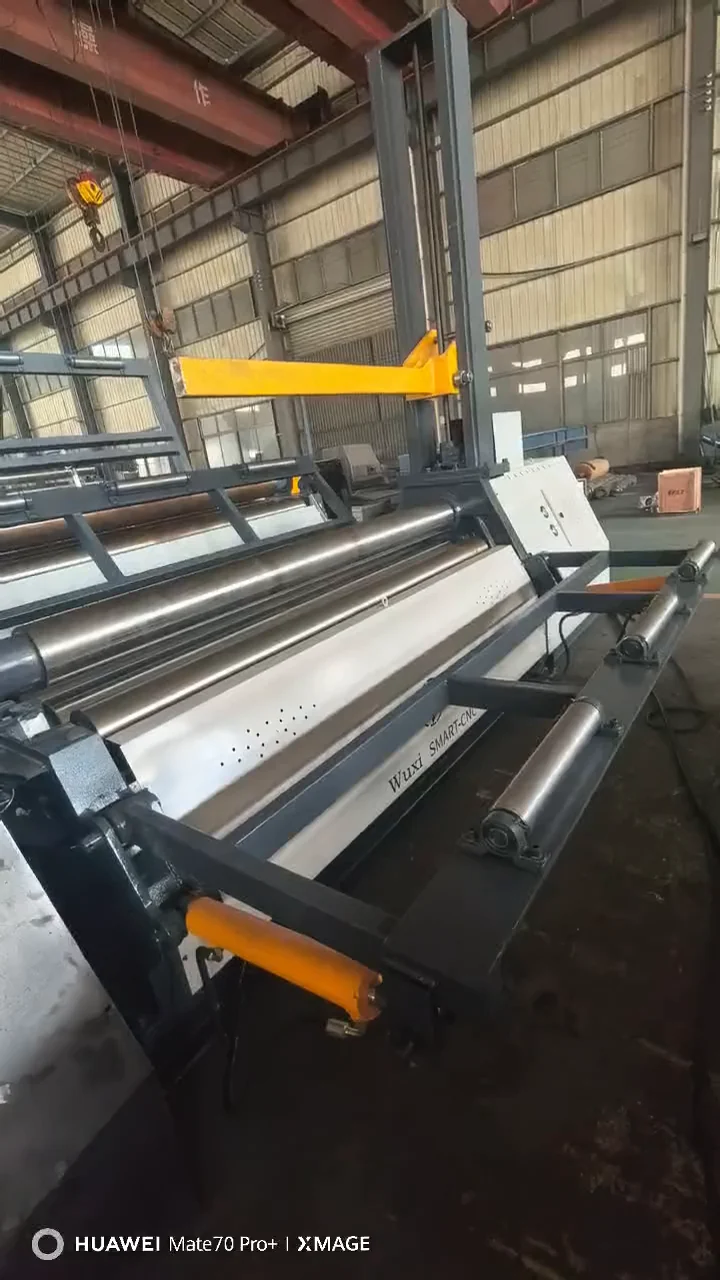 Calandra industrial com rolos metálicos, estrutura cinza e componentes amarelos.