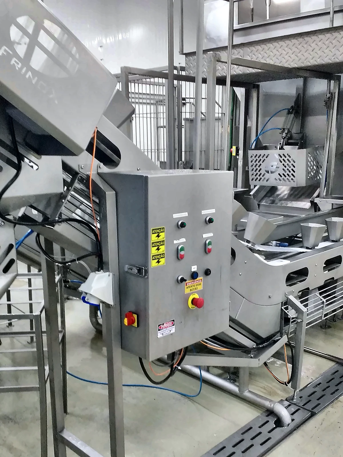 Equipamento frigorífico com painel de comando, botão de emergência e proteções metálicas