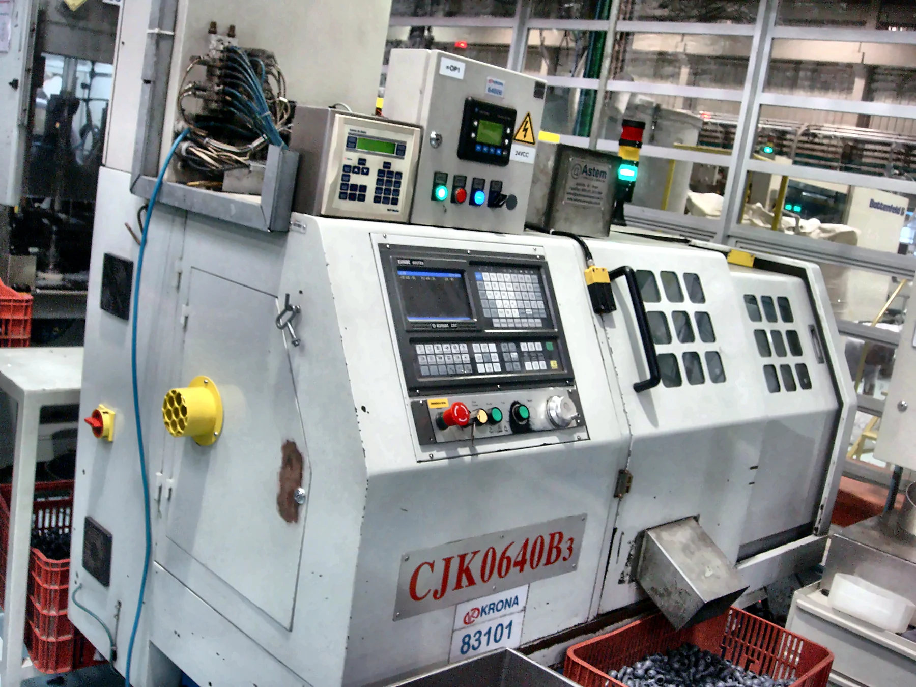 Equipamento de ferramentaria com painel de operação, sinalização luminosa e porta frontal